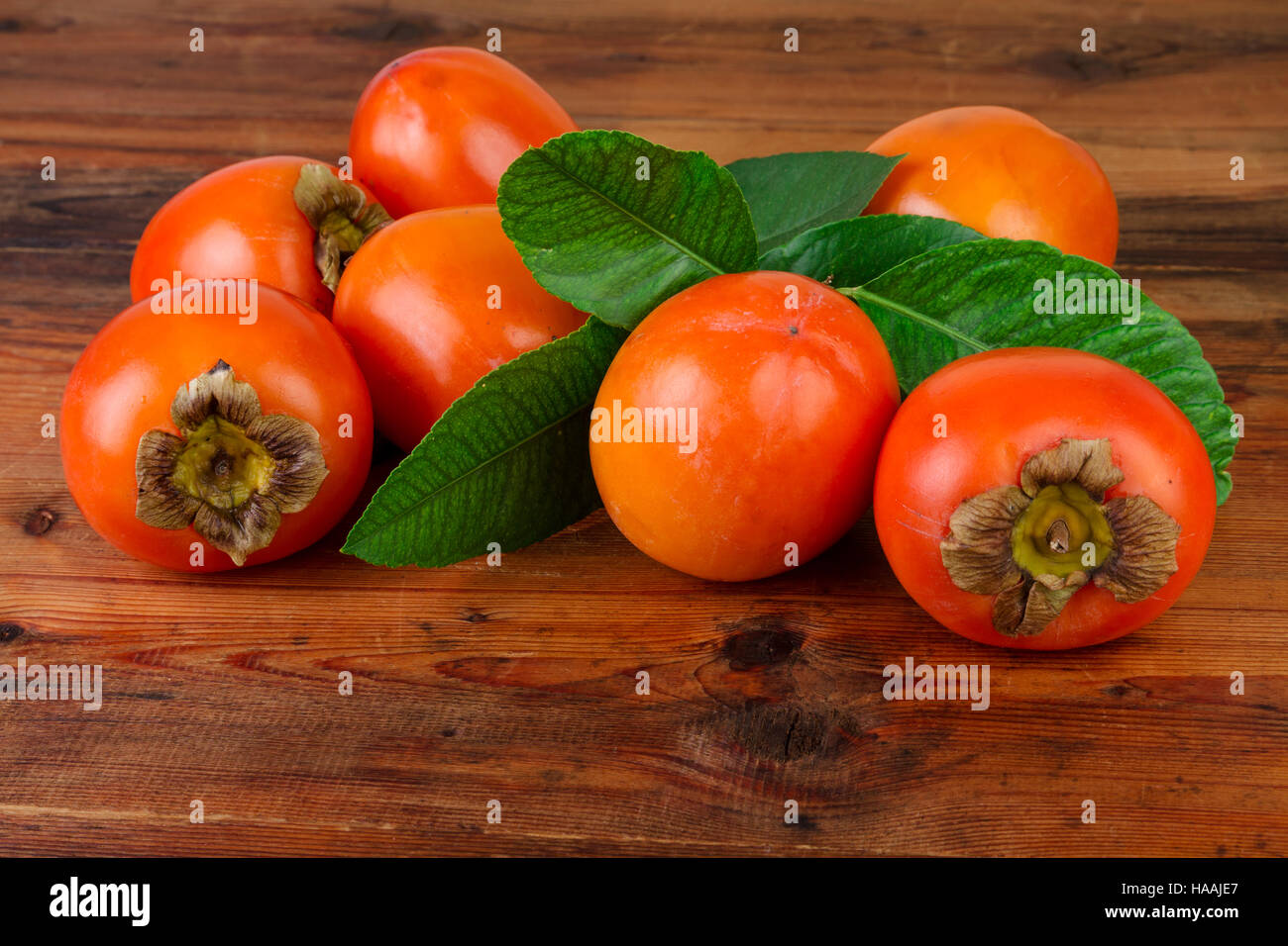 Persimmon kaki sul tavolo di legno Foto Stock