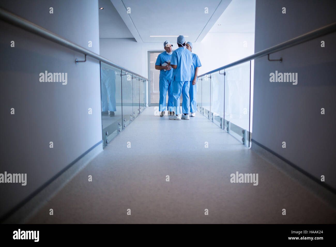 I chirurghi interagire gli uni con gli altri Foto Stock