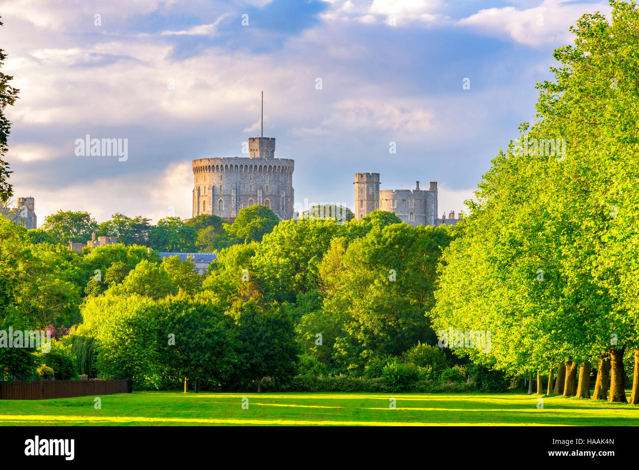 La torre rotonda al Castello di Windsor. Windsor, Berkshire, Inghilterra, Regno Unito Foto Stock