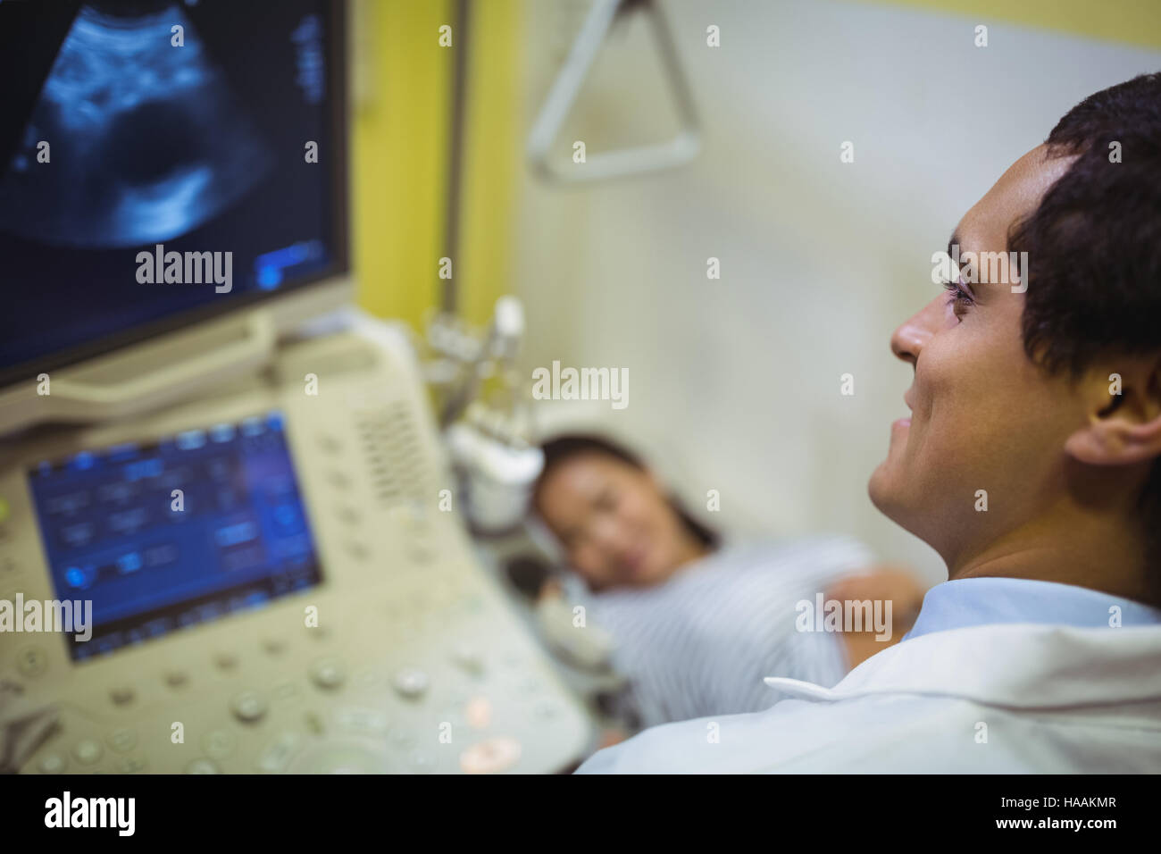 Medico guardando ad ultrasuoni macchina di scansione Foto Stock