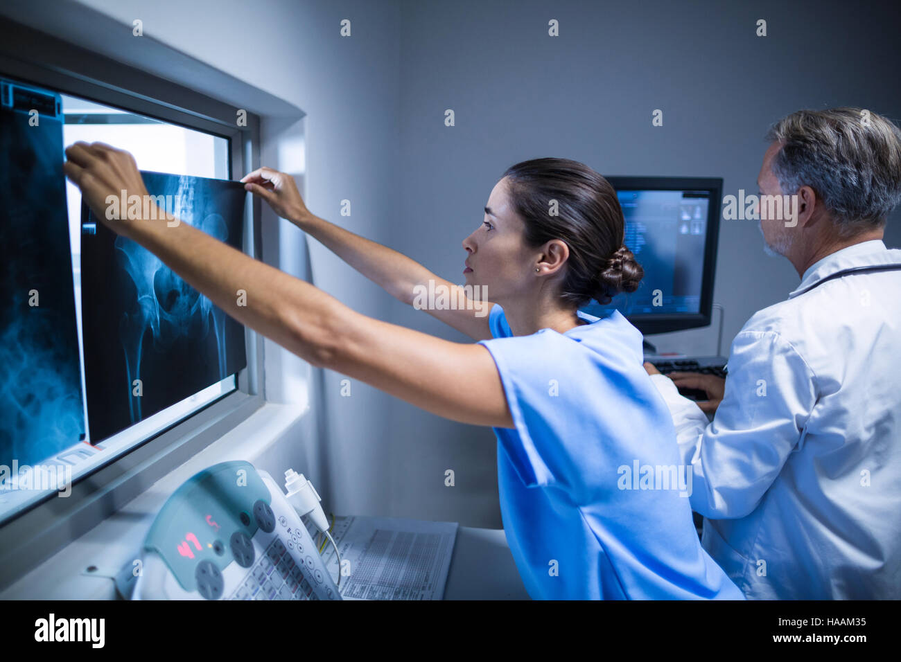 L'infermiera esaminando a raggi x Foto Stock