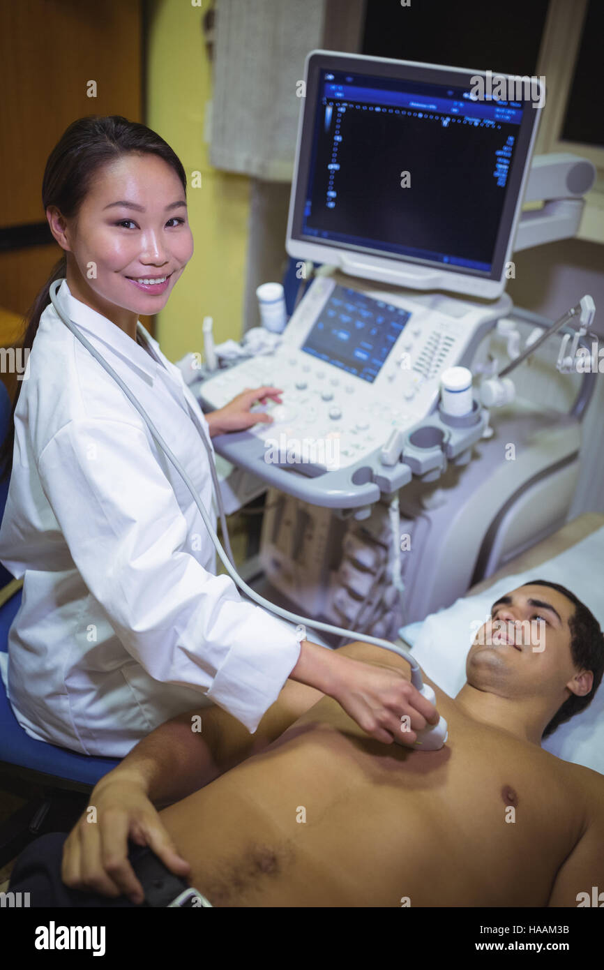 Paziente di sesso maschile ricevendo una scansione ad ultrasuoni sul petto Foto Stock
