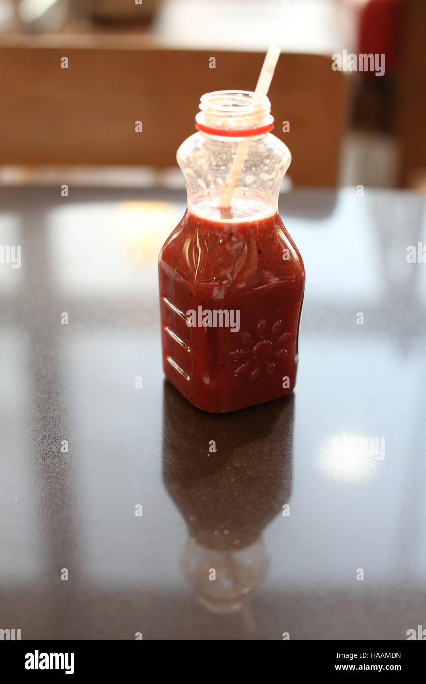 Fatto freschi succhi di frutta sul tavolo Foto Stock