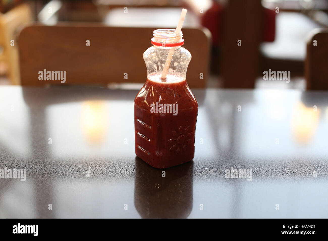 Fatto freschi succhi di frutta sul tavolo Foto Stock