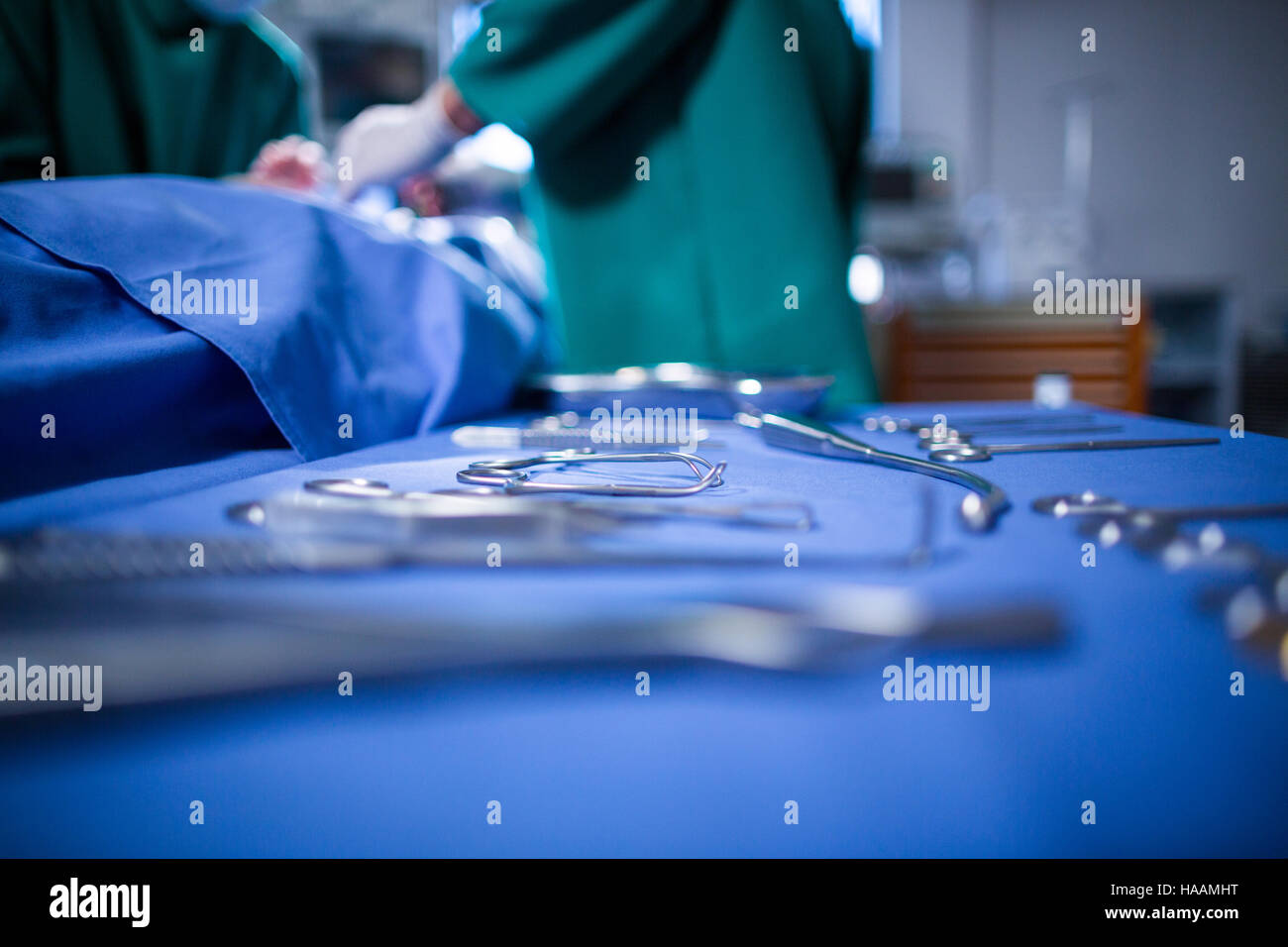 Gli strumenti chirurgici sul vassoio chirurgico nel teatro di funzionamento Foto Stock