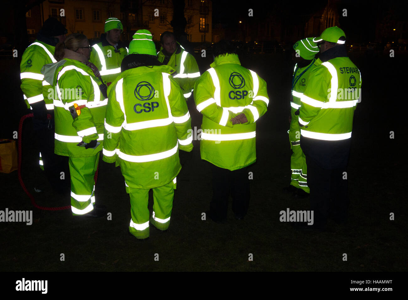 Caso stewards in giacca gialla / verde hi vis / Giacche ad alta visibilità con altamente riflettente strisce / listelli di materiale. Regno Unito Foto Stock