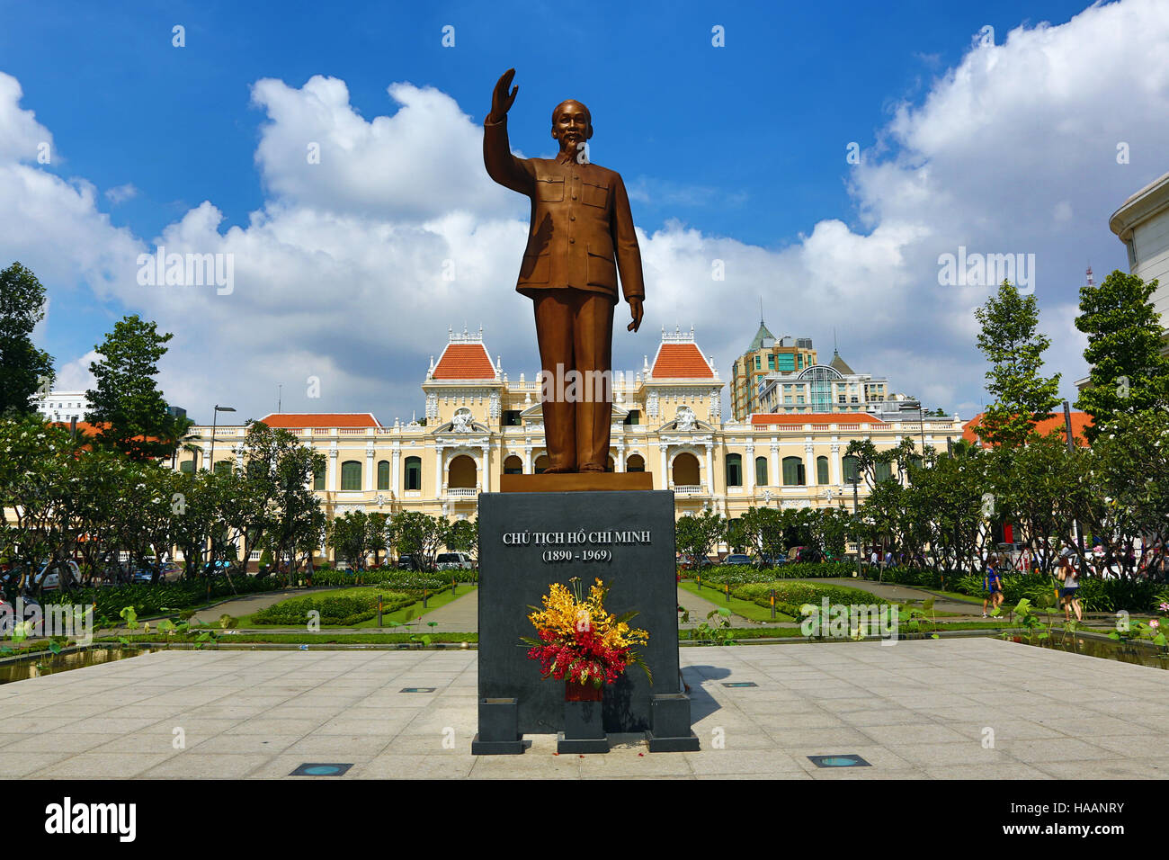Statua di Ho Chi Minh davanti al popolo di Saigon Comitato dell'edificio, città di Ho Chi Minh (Saigon), Vietnam Foto Stock