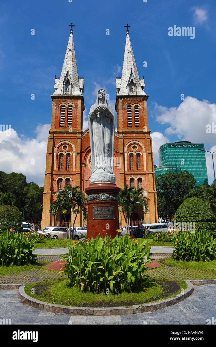 Statua della Vergine Maria nella cattedrale di Notre Dame Basilica di Saigon, Città di Ho Chi Minh (Saigon), Vietnam Foto Stock
