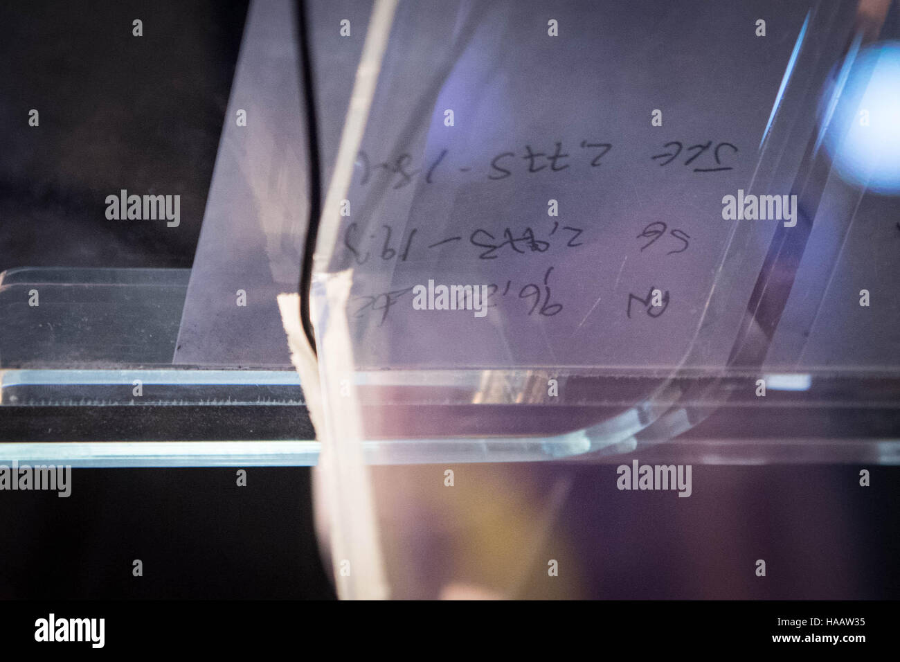 Il risultato dell'UKIP concorso di leadership è visto sul leggio come Paolo Nuttall è stato annunciato come il nuovo leader del partito a Emmanuel Center di Westminster a Londra. Foto Stock