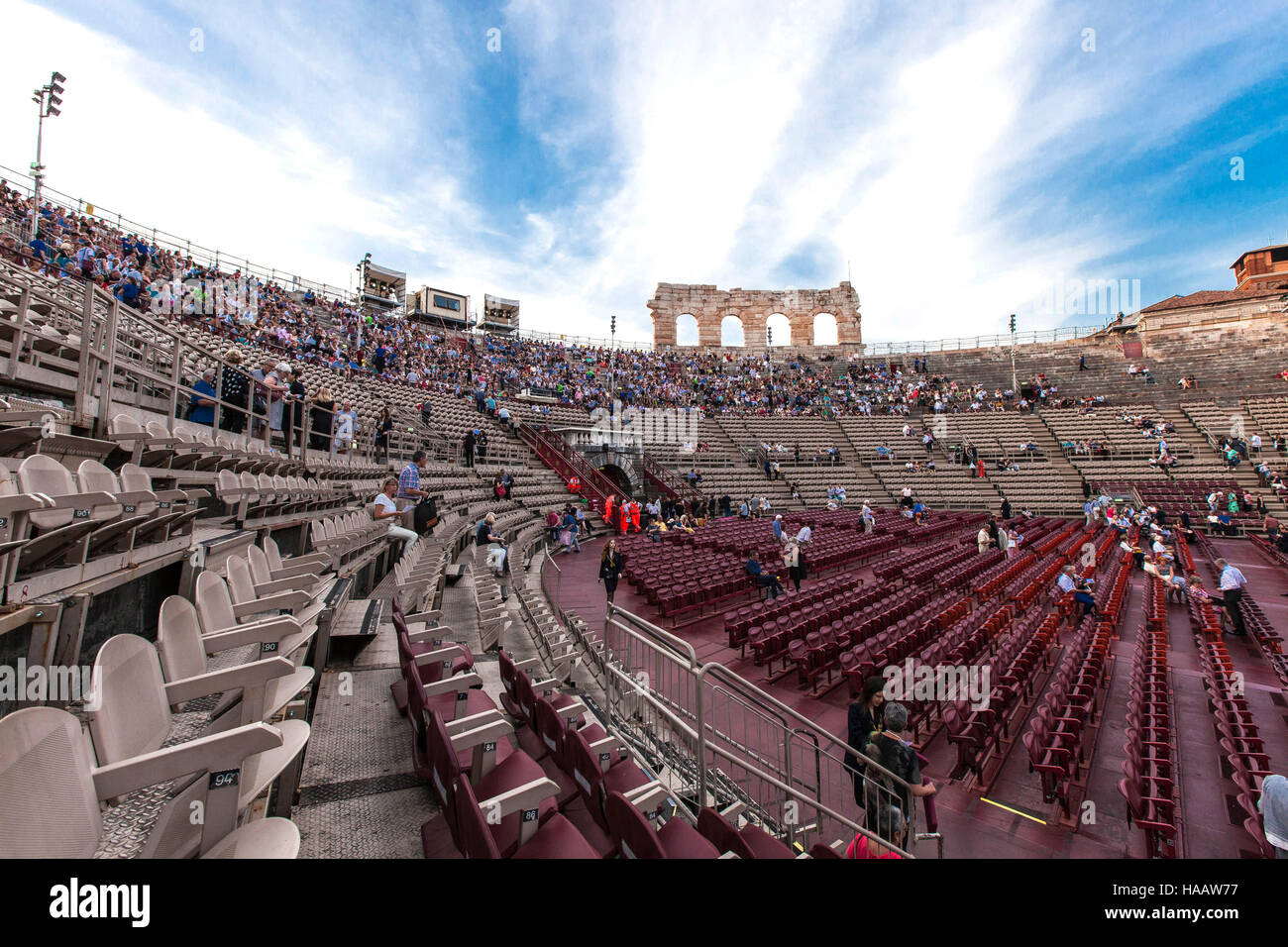In udienza in Anfiteatro a una rappresentazione dell'opera Aida 24 /07/2016 , Verona, Italia Credit © Federico Meneghetti/Sintesi/Alamy Stock Photo Foto Stock