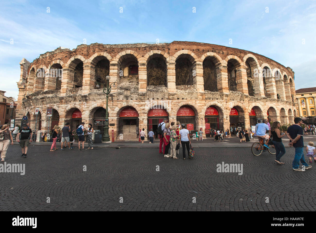 L'Anfiteatro in Piazza Bra. Persone in fila per entrare in arena per le prestazioni dell'opera Aida , Verona, Italia 24 /07/2016 © Credito Federi Foto Stock
