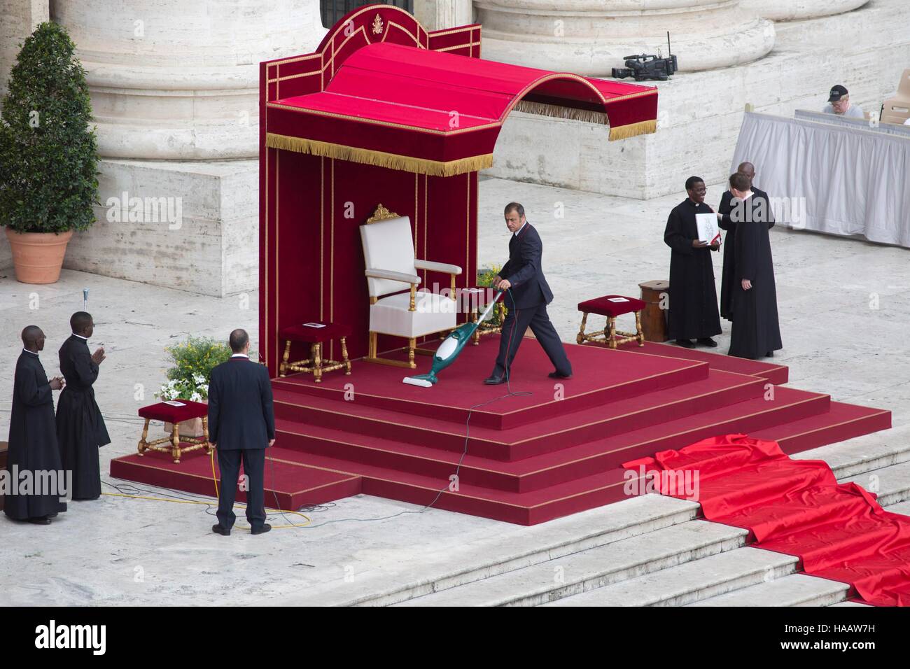 La pulizia prima della Santa Messa Giubileo dei Bambini, Piazza San Pietro, Roma, Italia, 24/04/2016 il credito © Remo Casilli/Sintesi/Alamy Stock Photo Foto Stock