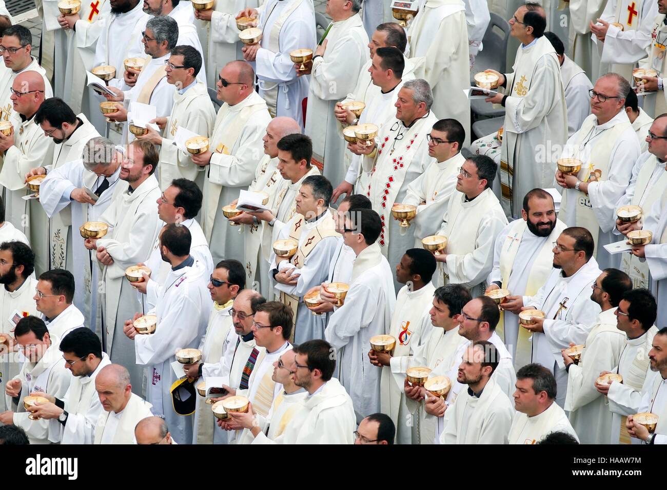 I sacerdoti, i Cardinali e i Vescovi che partecipano alla Santa Messa Giubileo dei Bambini, Piazza San Pietro, Roma, Italia, 24/04/2016 © Credito Remo Casi Foto Stock