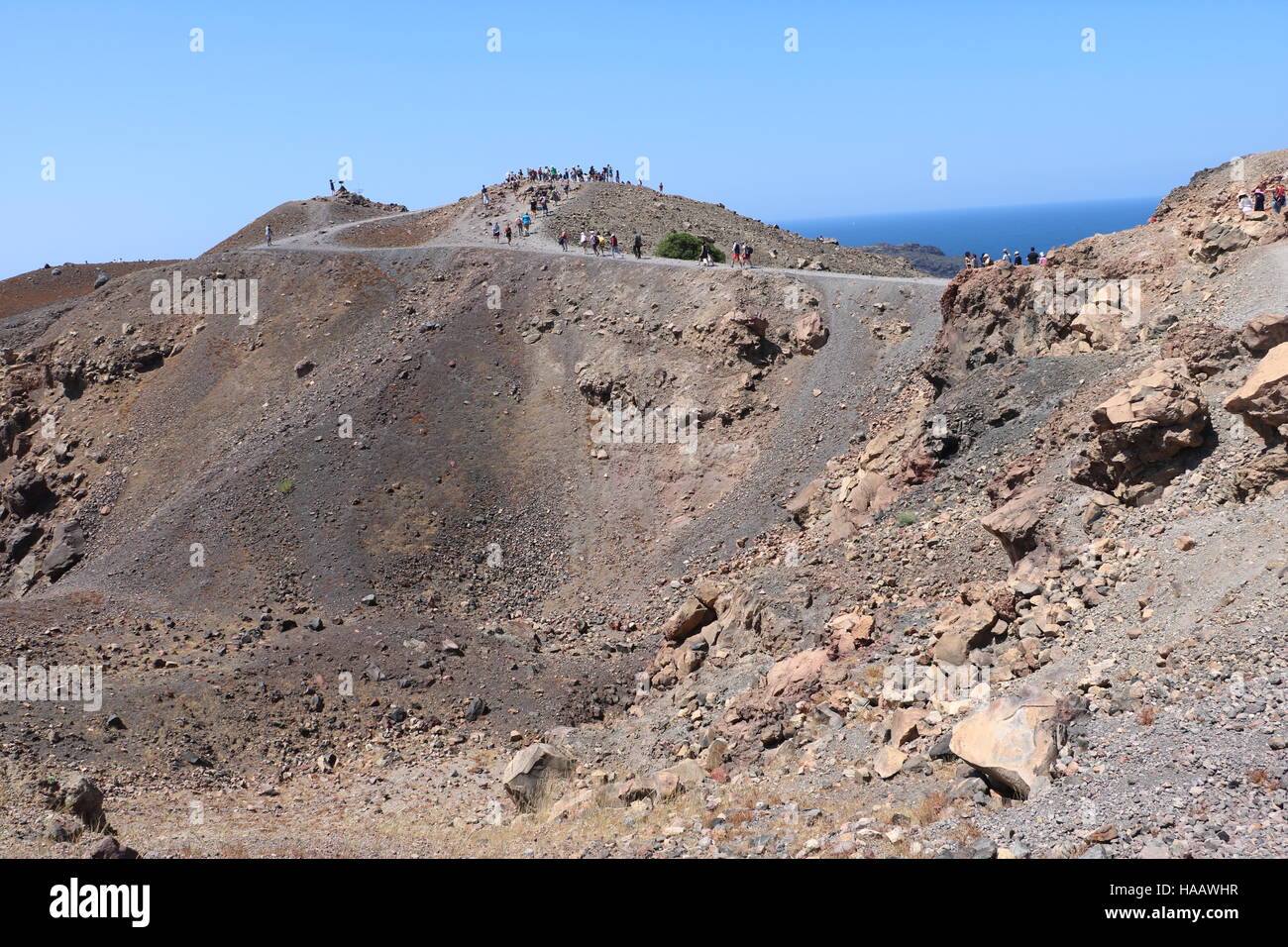 Pendici del vulcano visto mentre camminando lungo il percorso verso la bocca a Santorini, Grecia Foto Stock