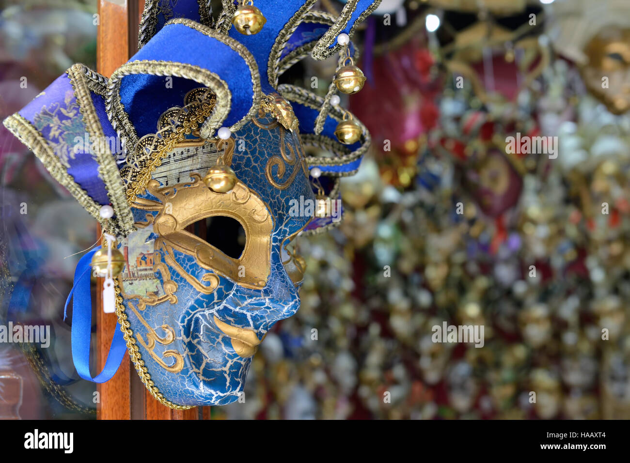 La produzione di massa di souvenir in forma di masques del carnevale veneziano venduti su strade in città del Mediterraneo Foto Stock