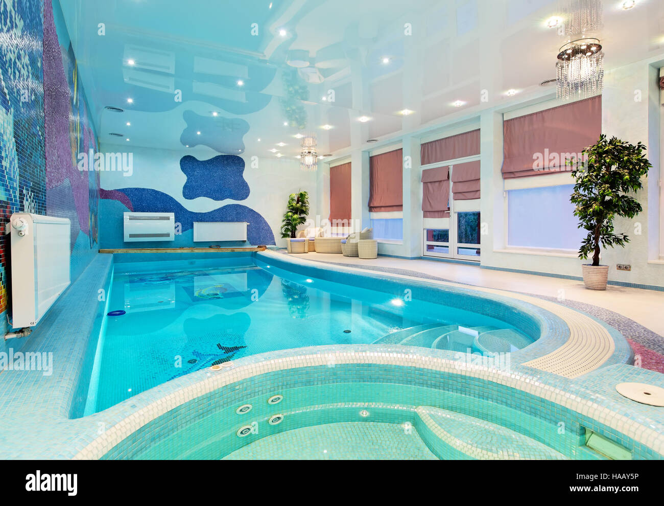 Piscina interior design con mosaico blu e piante Foto Stock