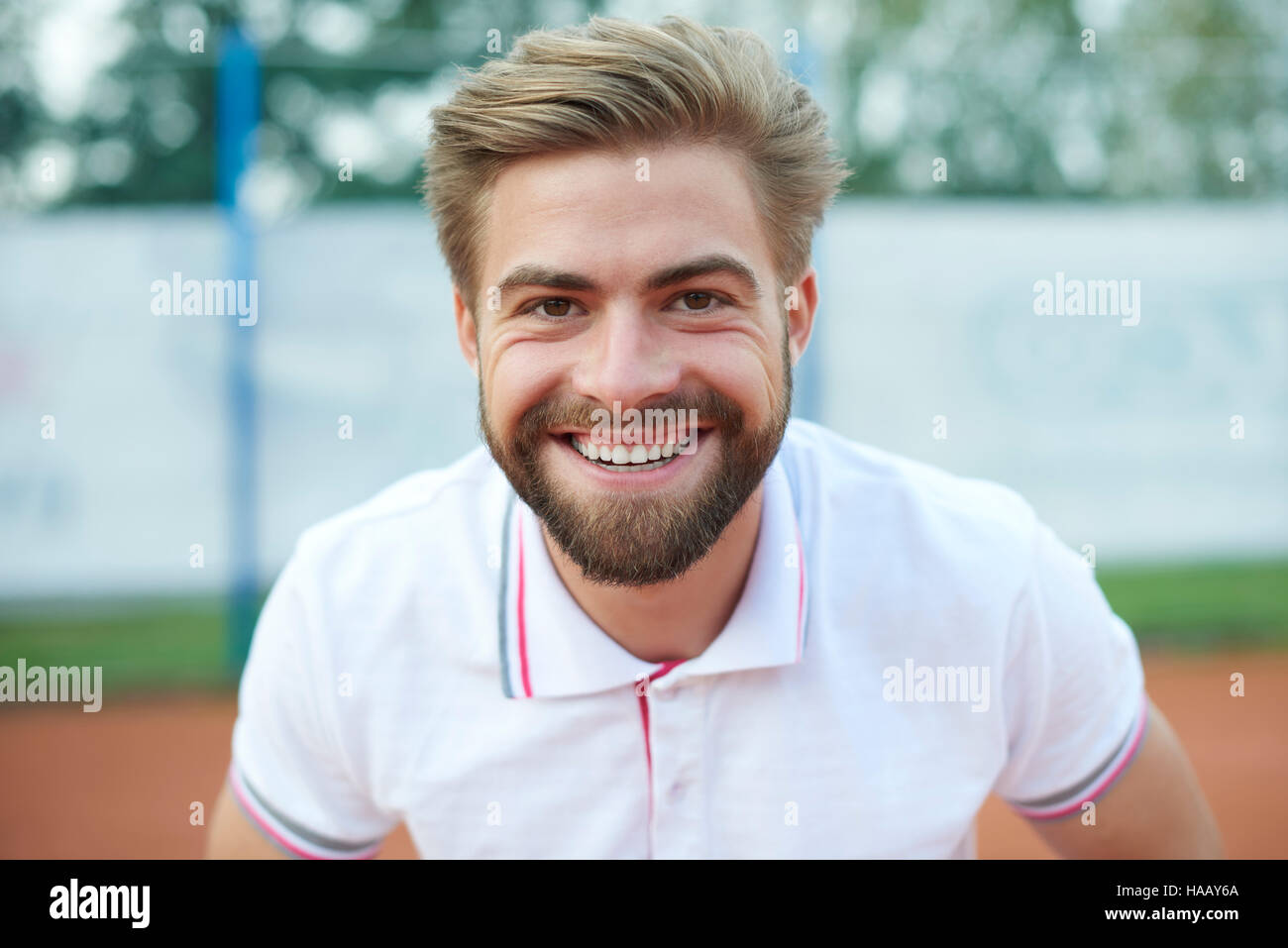 Happy tennis player su corte Foto Stock
