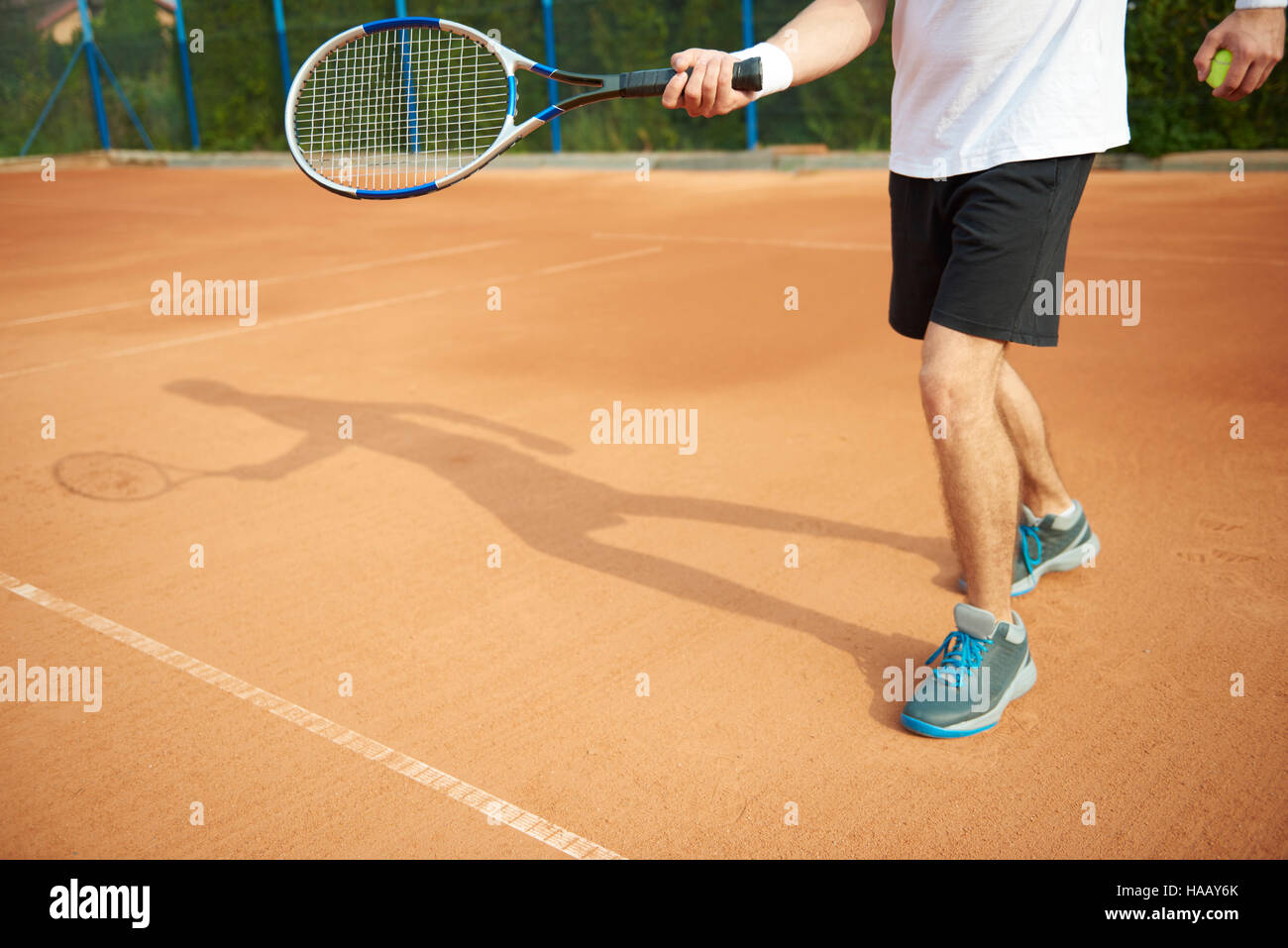 Ombra del giocatore di tennis su corte Foto Stock