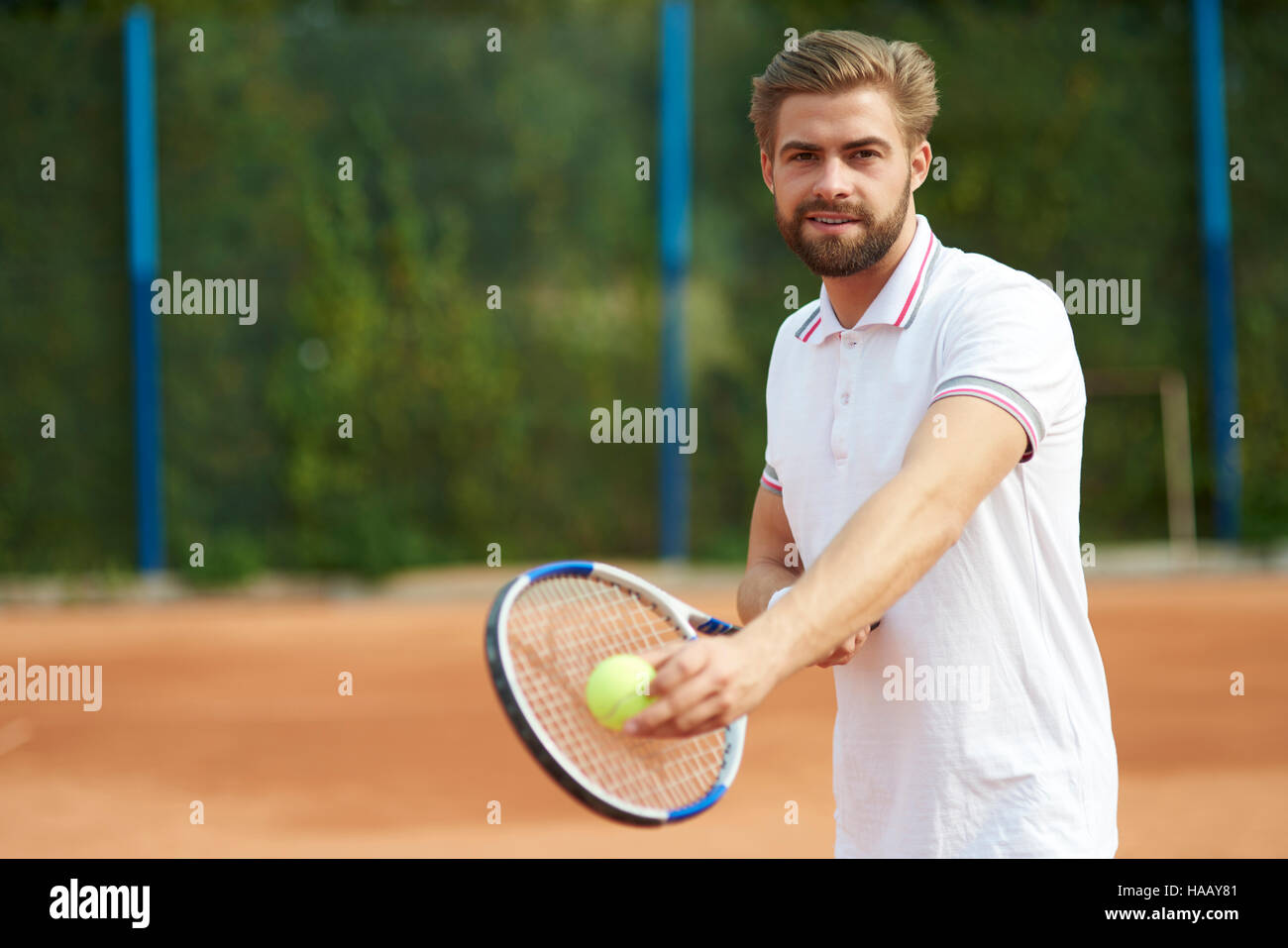 Giocatore di tennis con la palla e la racchetta Foto Stock