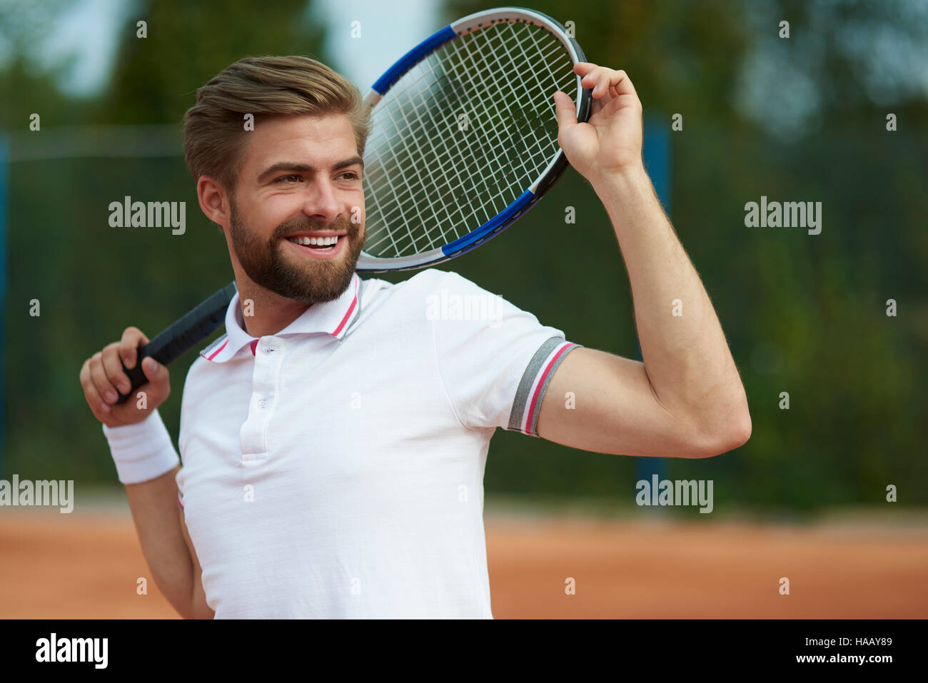 Giocatore di tennis che guarda lontano su corte Foto Stock