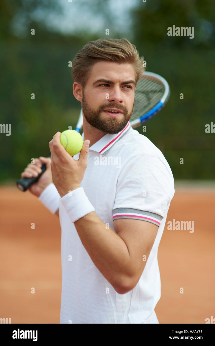 L'uomo focalizzata sul gioco di tennis Foto Stock