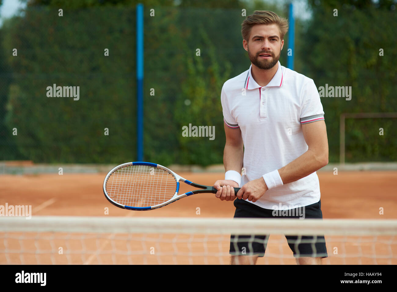 L'uomo focalizzata sul gioco su corte Foto Stock