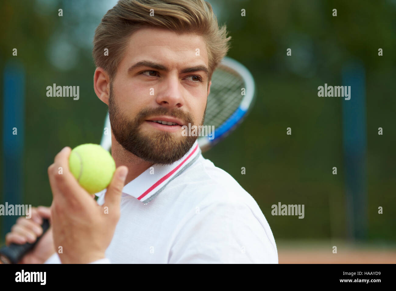 Guardando bene l uomo è focalizzata su un gioco Foto Stock
