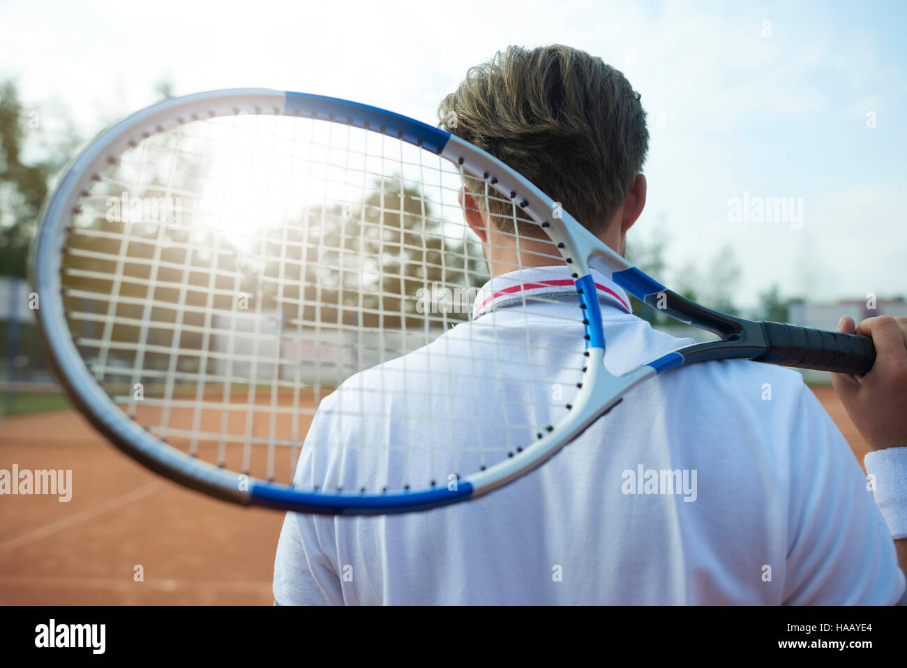 L uomo è in possesso di una racchetta da tennis Foto Stock