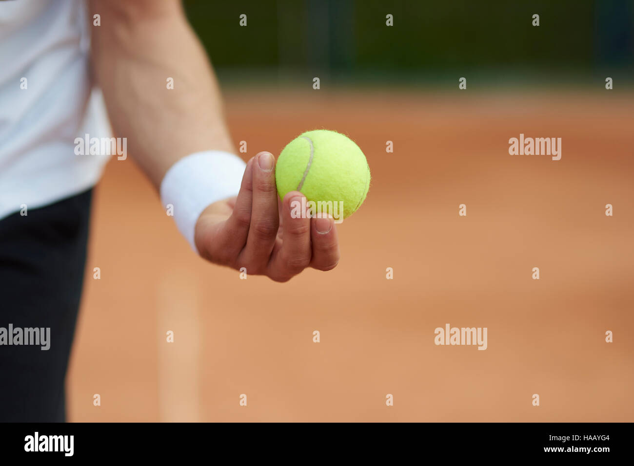 Il giocatore è in possesso di una palla da tennis Foto Stock