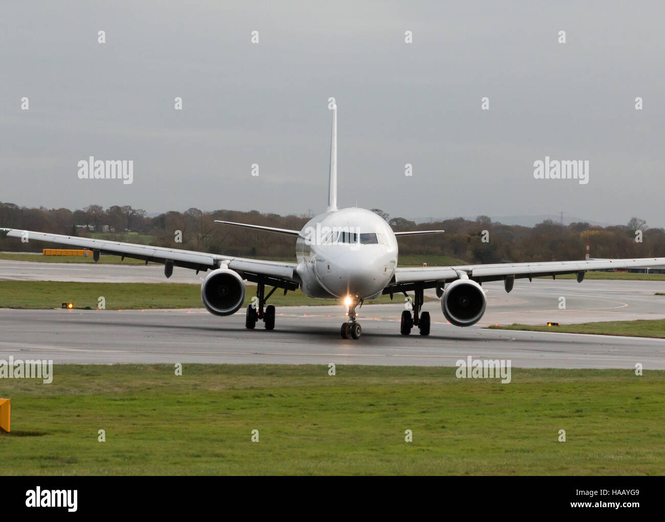 Air France Airbus A321-212 corpo stretto piano passeggero (F-GTAM) rullaggio sull'Aeroporto Internazionale di Manchester asfalto dopo lo sbarco. Foto Stock