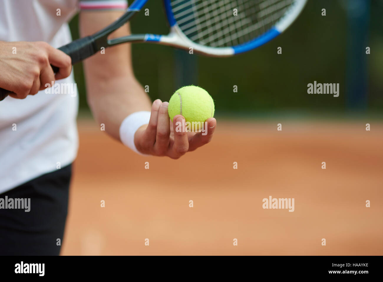 Giocatore di tennis è il tentativo di colpire il cliente Foto Stock