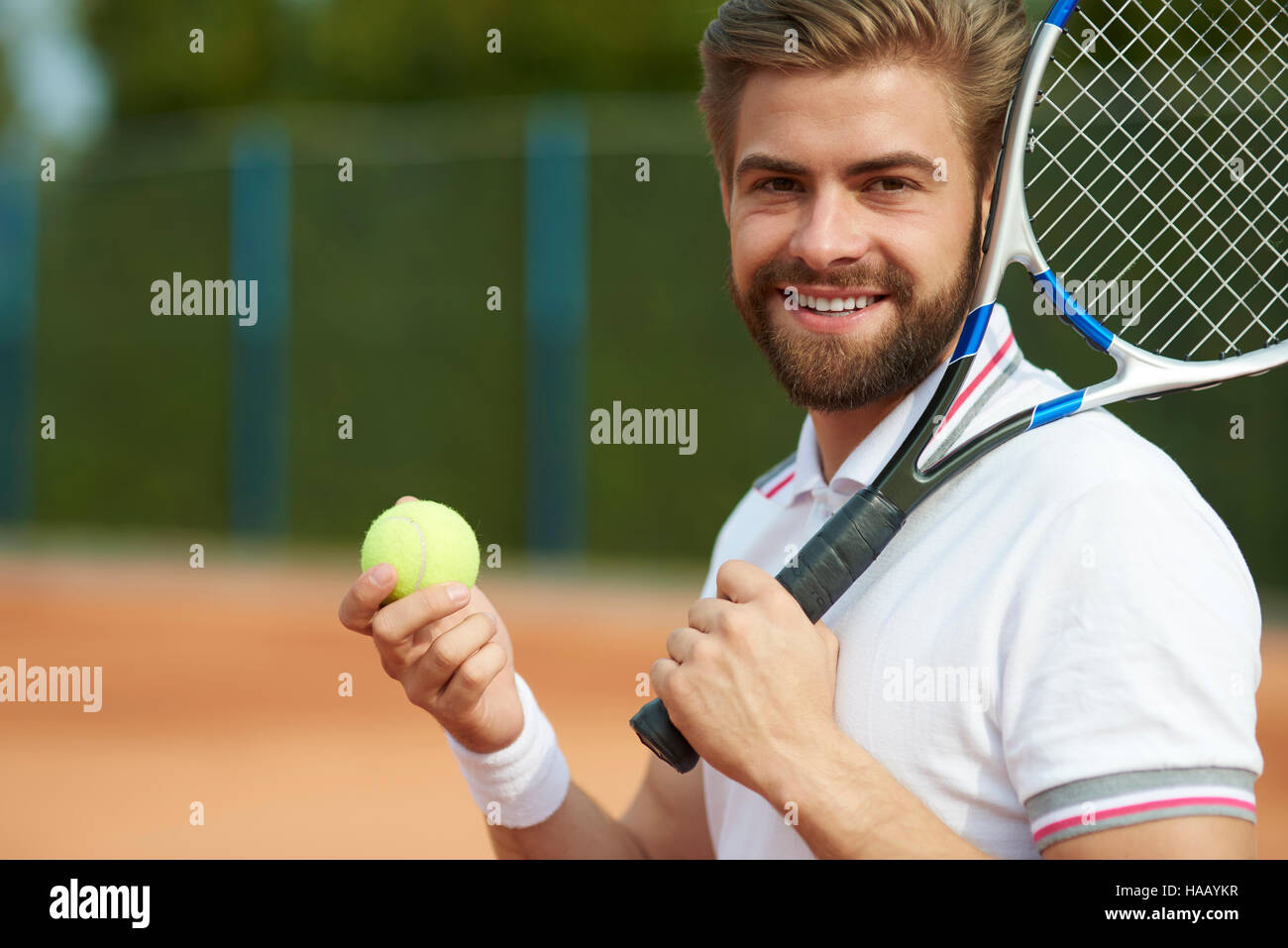 Giocatore di tennis durante la preparazione per il gioco Foto Stock