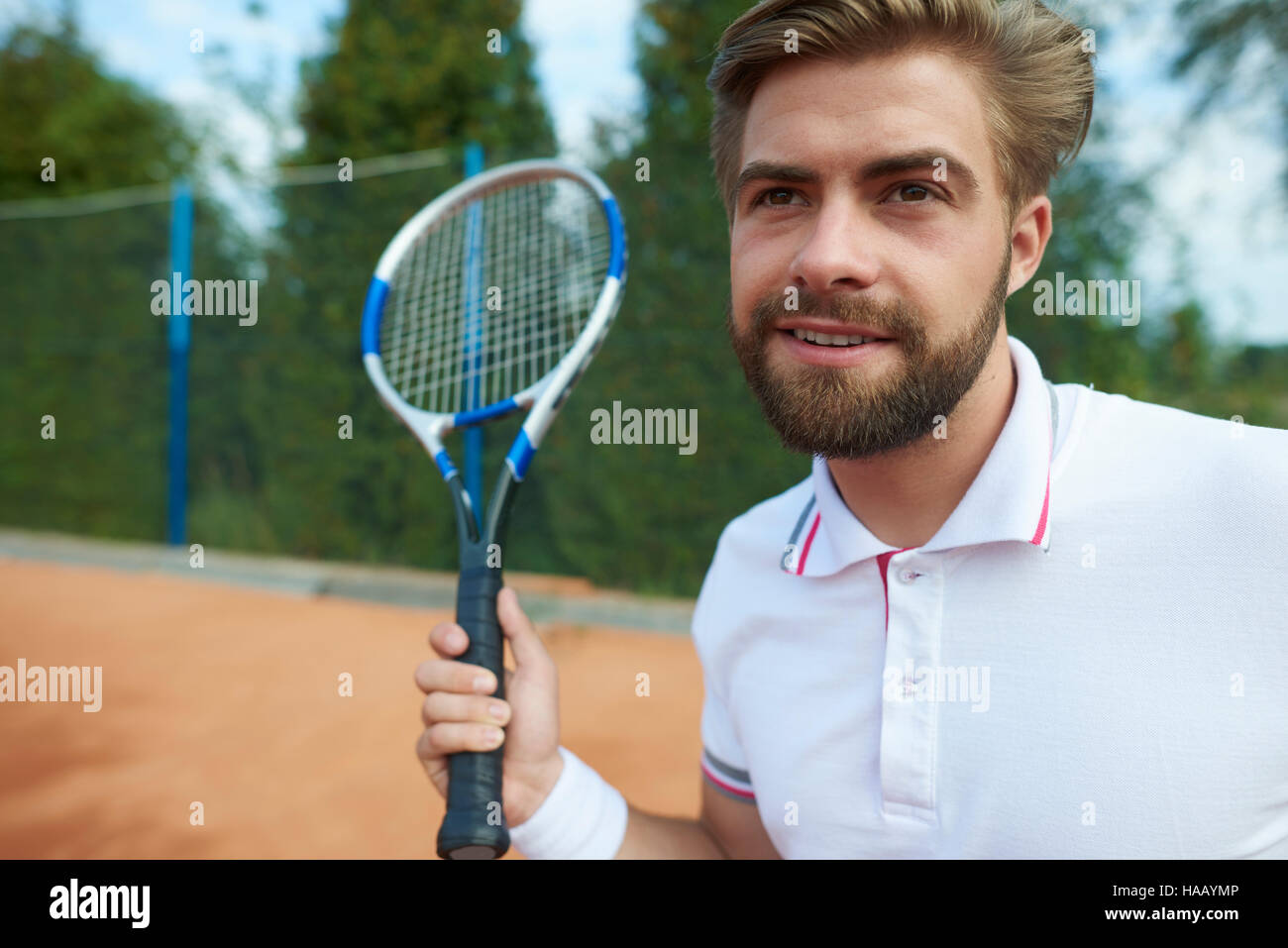 Sventolare una racchetta da tennis da parte del giocatore Foto Stock