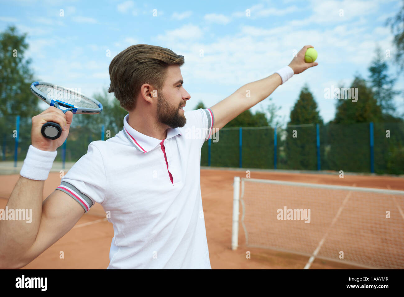 Giocatore di tennis è la cattura di una palla da tennis Foto Stock