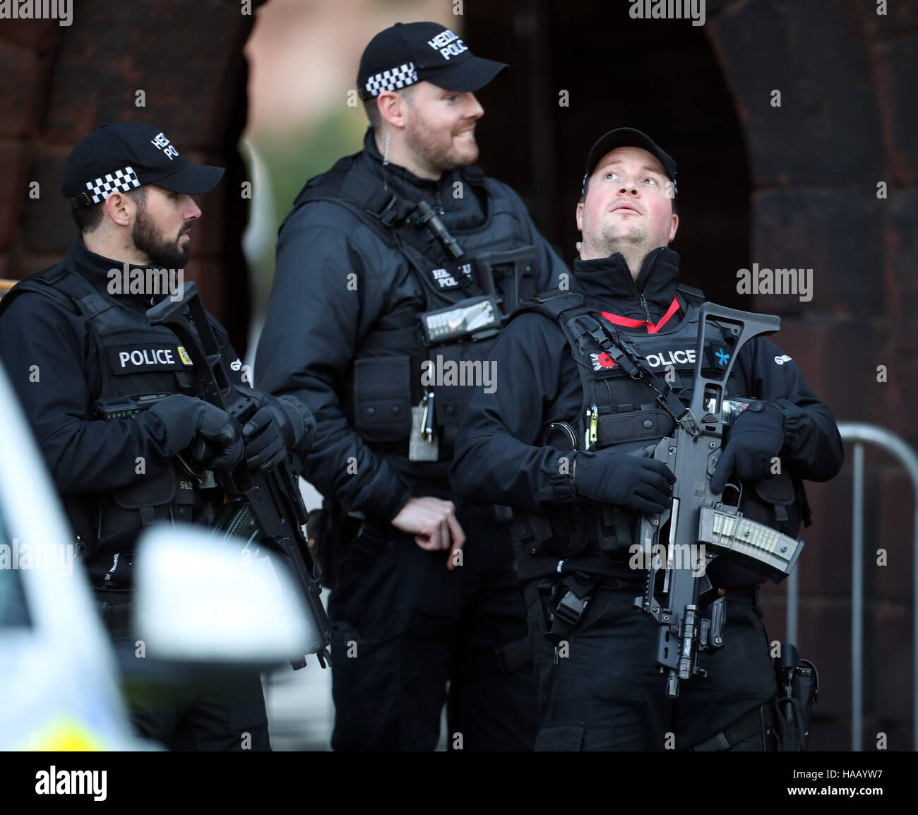 Armati di polizia gallese al di fuori di un memoriale di servizio per celebrare la vita del sesto Duca di Westminster a Chester Cathedral, Chester. Foto Stock