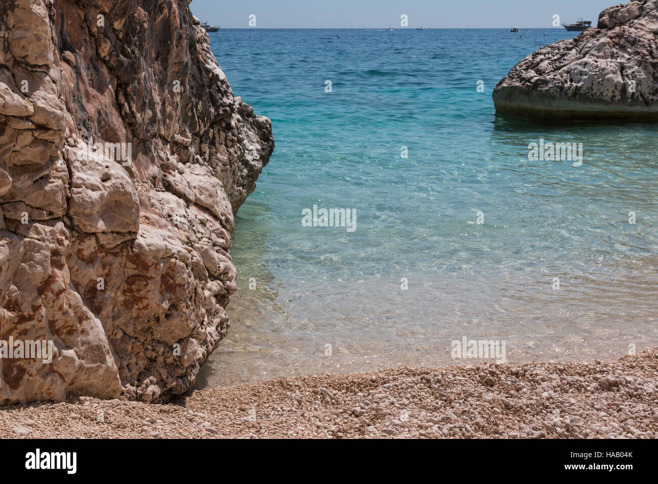 Scogliere in Sardegna vicino al mare turchese, Estate in Italia Foto Stock