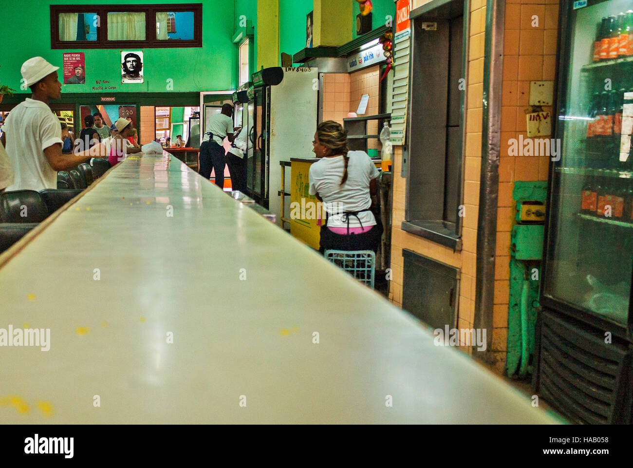 Un iconico ritratto del leader rivoluzionario Che Guevara, appeso alla parete di un run shop e caffetteria nella Vecchia Havana Cuba Foto Stock