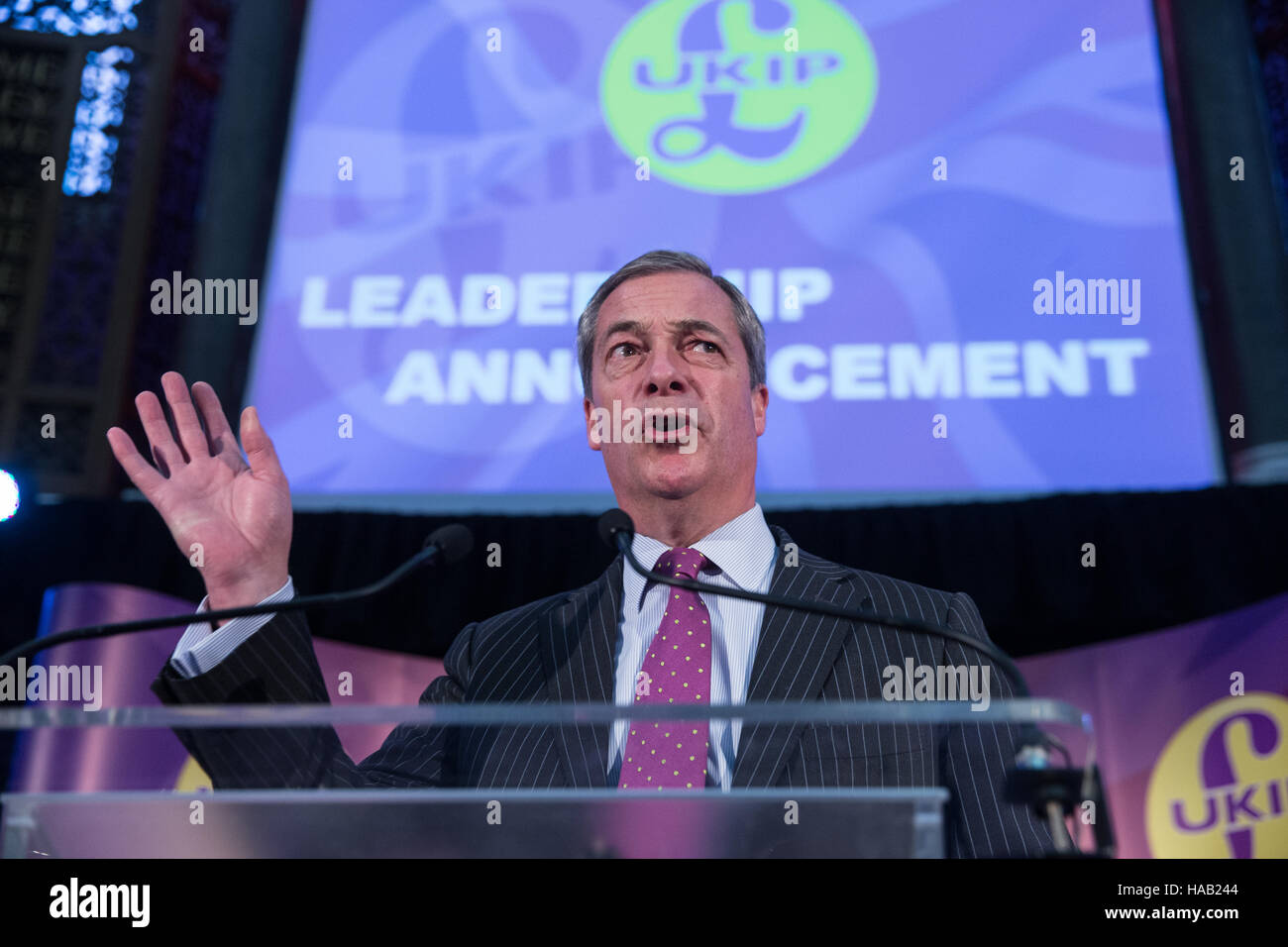 Ex UKIP leader,Nigel Farage,fa un discorso davanti all'annuncio del nuovo leader dell'UKIP,Paolo Nuttall Foto Stock