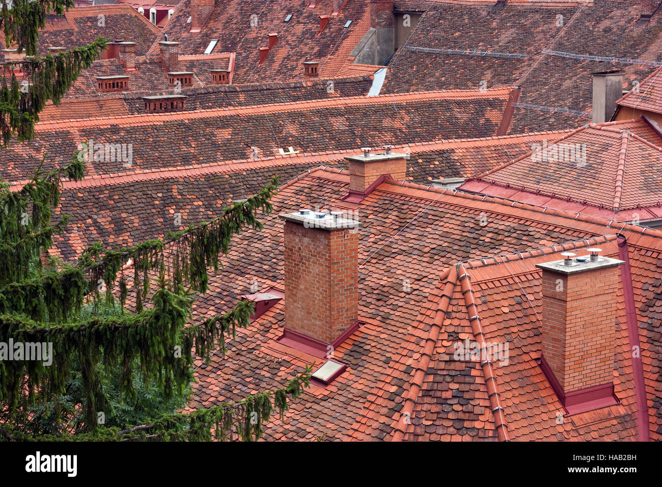 La città interna di tetti di tegole di Graz, Austria Foto Stock