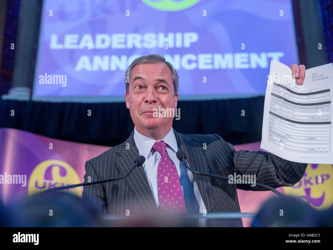 Ex UKIP leader,Nigel Farage,fa un discorso davanti all'annuncio del nuovo leader dell'UKIP,Paolo Nuttall Foto Stock
