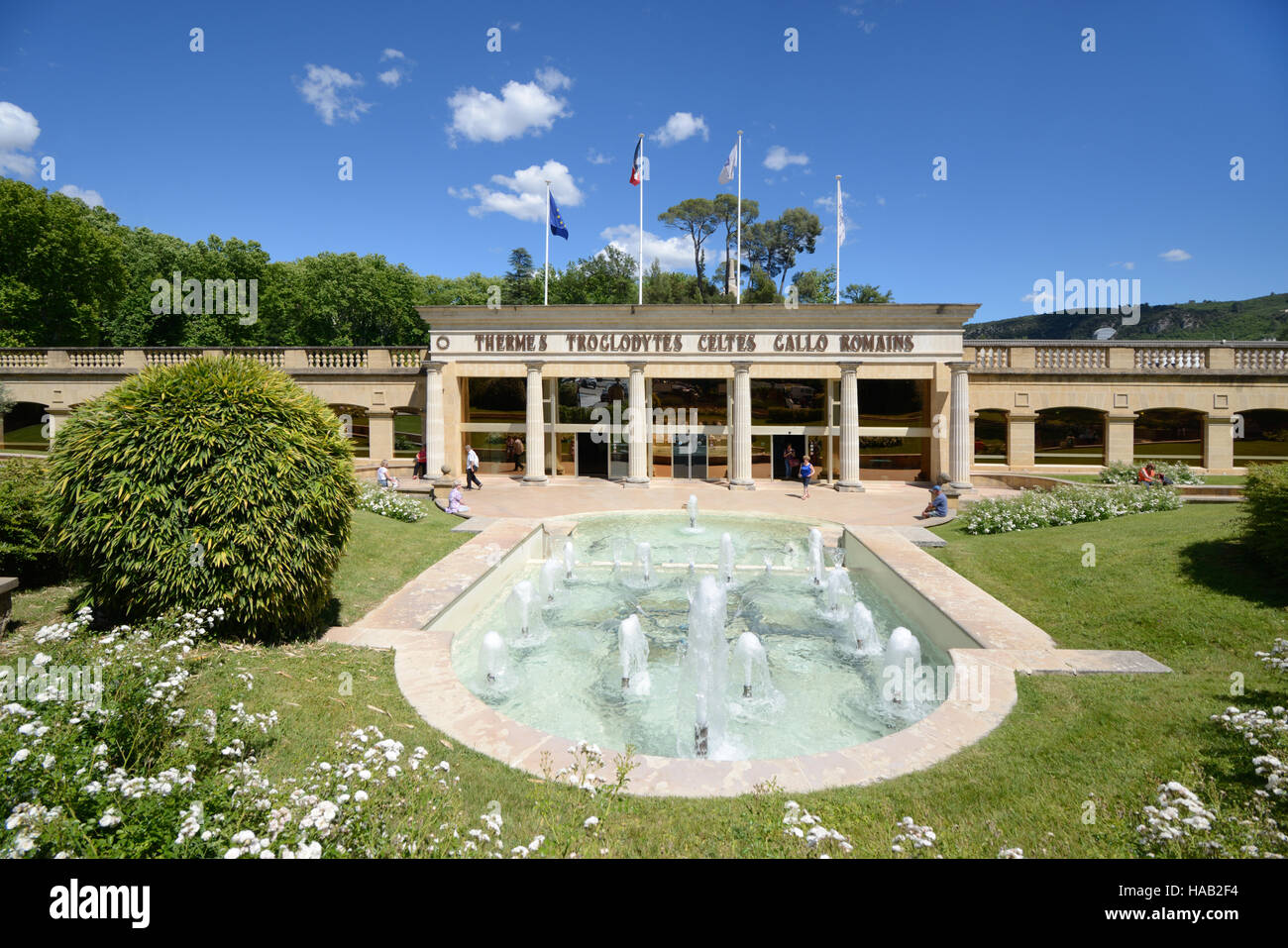 Fontane e giardini di facciata in stile neoclassico della storica bagni termali nella città termale di Greoux les Bains Provence Francia Foto Stock
