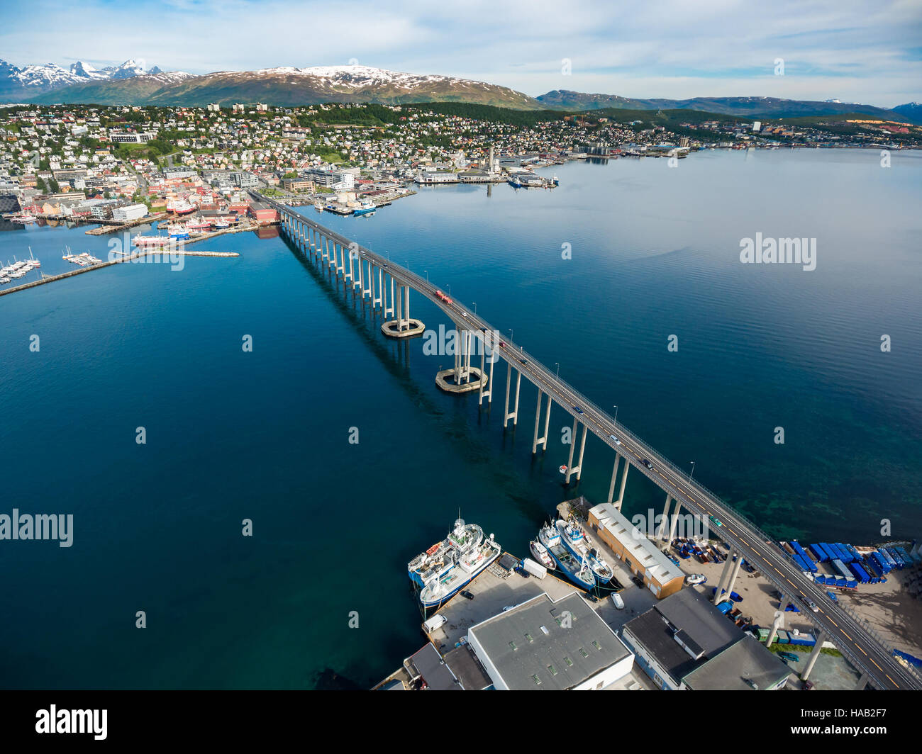 Ponte della città Tromso, Norvegia la fotografia aerea. Tromso è considerata la città più settentrionale del mondo con una popolazione al di sopra di 50.000. Foto Stock