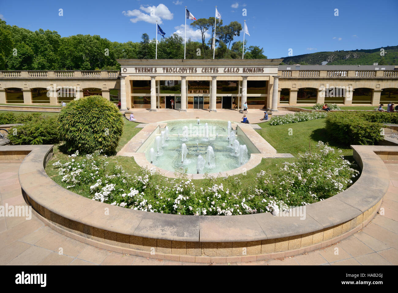Fontane e giardini di facciata in stile neoclassico della storica bagni termali nella città termale di Greoux les Bains Provence Francia Foto Stock