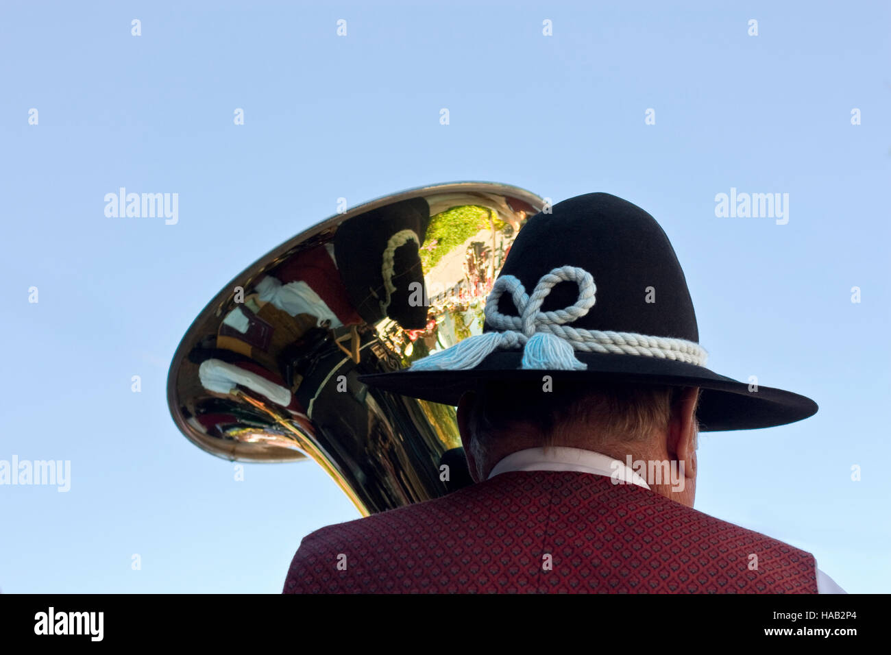 L'uomo con il cappello la riproduzione di tuba nella banda tradizionale con  cielo blu Foto stock - Alamy