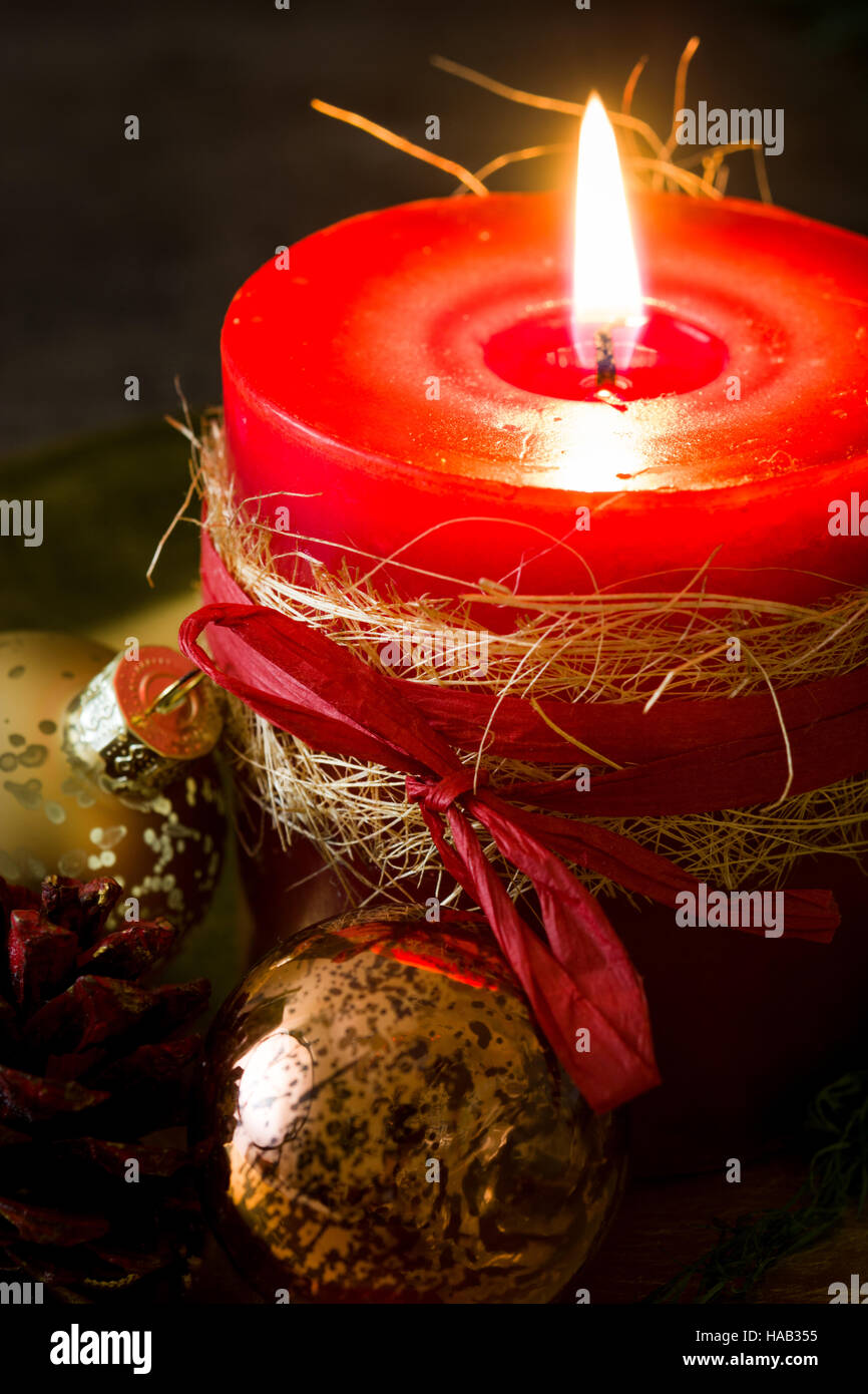 Red christmas candle e decorazioni di Natale Foto Stock