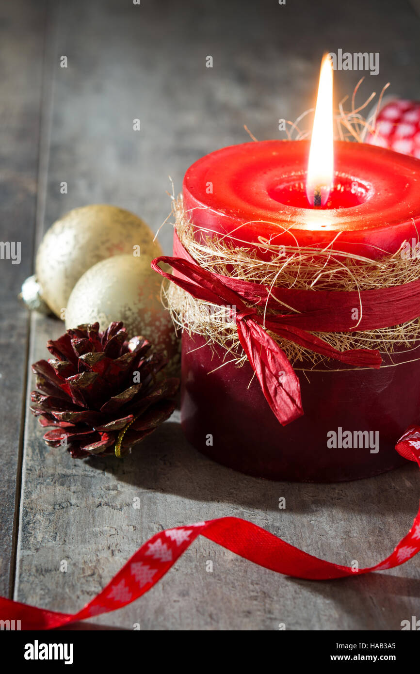 Red christmas candle e ornamenti Natale su sfondo di legno Foto Stock