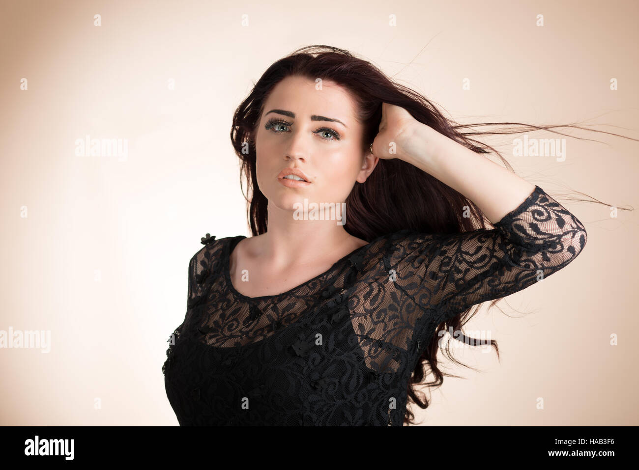 Bellezza Ritratto di giovane donna sana con soffiaggio dei capelli Foto Stock