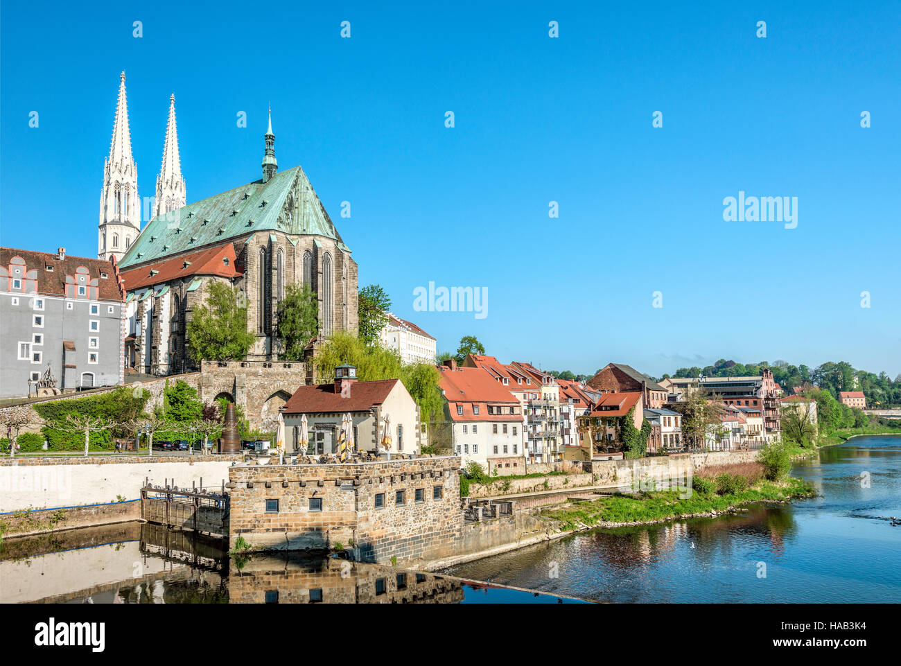 Fiume Neisse e Peterskirche sullo sfondo, Goerlitz, Sassonia, Germania Foto Stock
