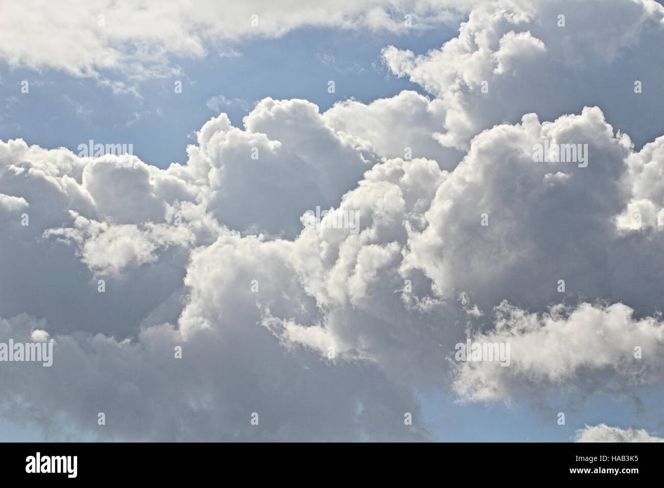 Nuvole in una giornata di sole Foto Stock