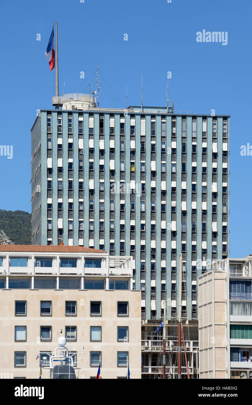 Il municipio modernista Torreggia sopra gli edifici sul lungomare al porto di Tolone o Porto Provenza Francia Foto Stock